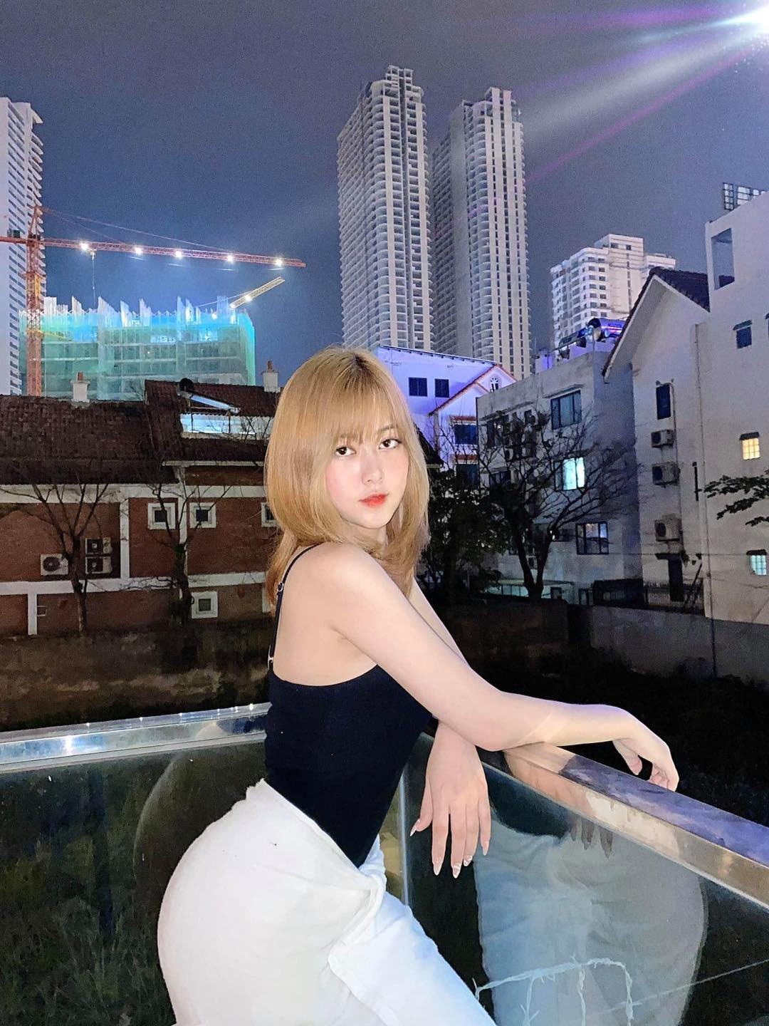 Cô đặc biệt yêu thích những thiết kế ôm sát cơ thể, khoe khéo đường cong nữ tính. Ảnh: FBNV