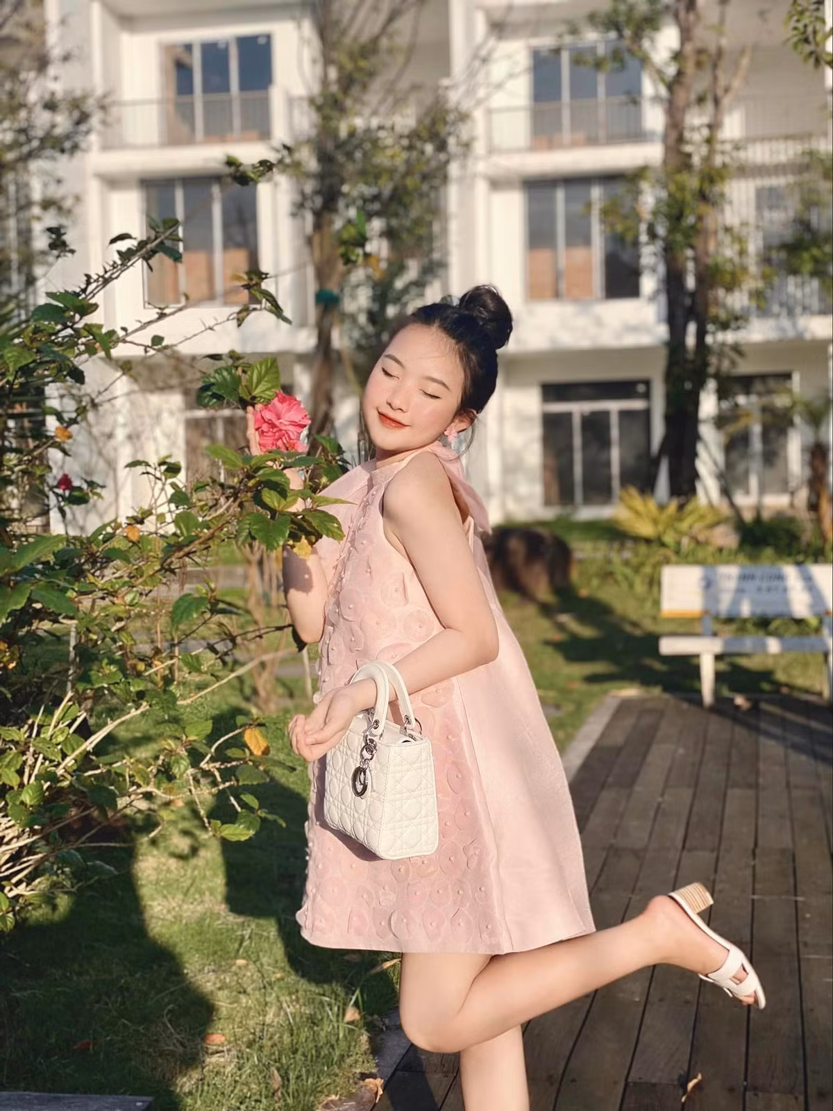 Gia Tiên gây ấn tượng với nhan sắc xinh như búp bê, làn da trắng sứ cùng body gơi cảm.