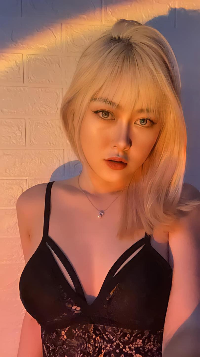 Cô sở hữu số đo 3 vòng lý tưởng: 90 - 59 - 91 (cm).