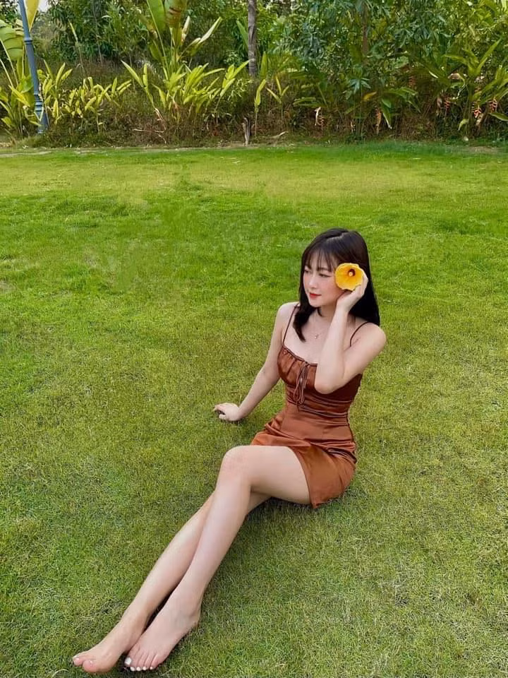 Ngoài Gia Tiên, cô gái có tên Nguyễn Trà My sinh năm 1998 cũng được cư dân mạng đặt biệt danh là "nàng thơ xứ Huế" nhờ nhan sắc xinh như búp bê, gương mặt thanh tú cùng thành tích học tập đáng nể.