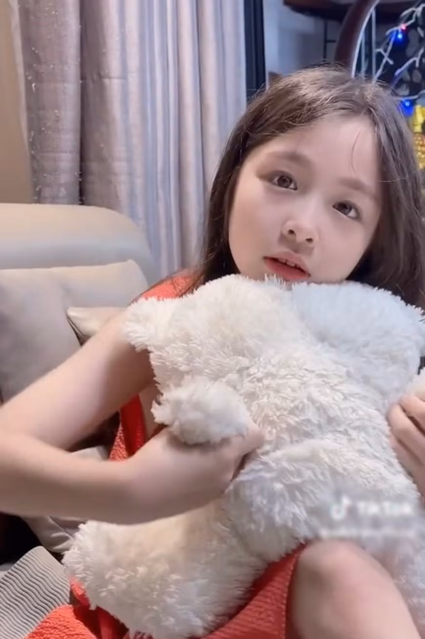 Mới đây khoảnh khắc Cadie Mộc Trà ôm khư khư con gấu bông có mùi của mẹ để cảm giác luôn có mẹ bên cạnh thu hút sự quan tâm của cư dân mạng.