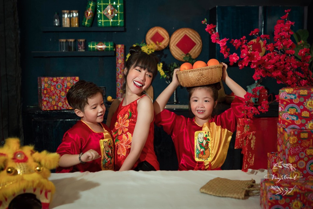 Ngay từ khi lọt lòng, Cadie Mộc Trà - con gái lớn của Elly Trần được công chúng quan tâm và là một trong những nhóc tì "hot" nhất showbiz.