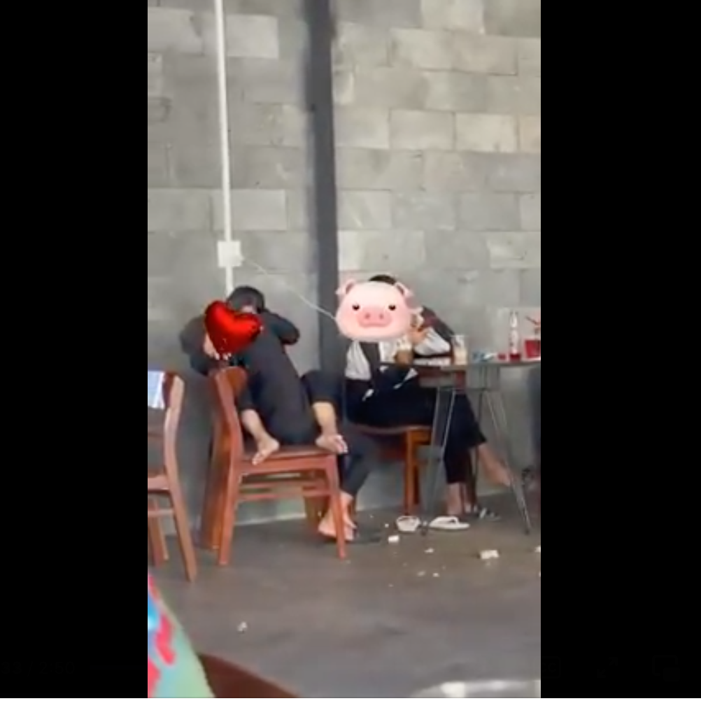 Hầu hết đều cho rằng hành động của 2 bạn trẻ quá phản cảm, đi xa giới hạn cho phép của tình cảm tuổi học trò.