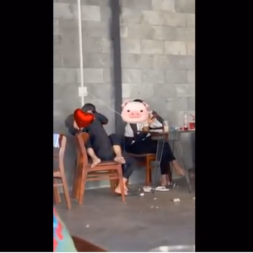 Hầu hết đều cho rằng hành động của 2 bạn trẻ quá phản cảm, đi xa giới hạn cho phép của tình cảm tuổi học trò.