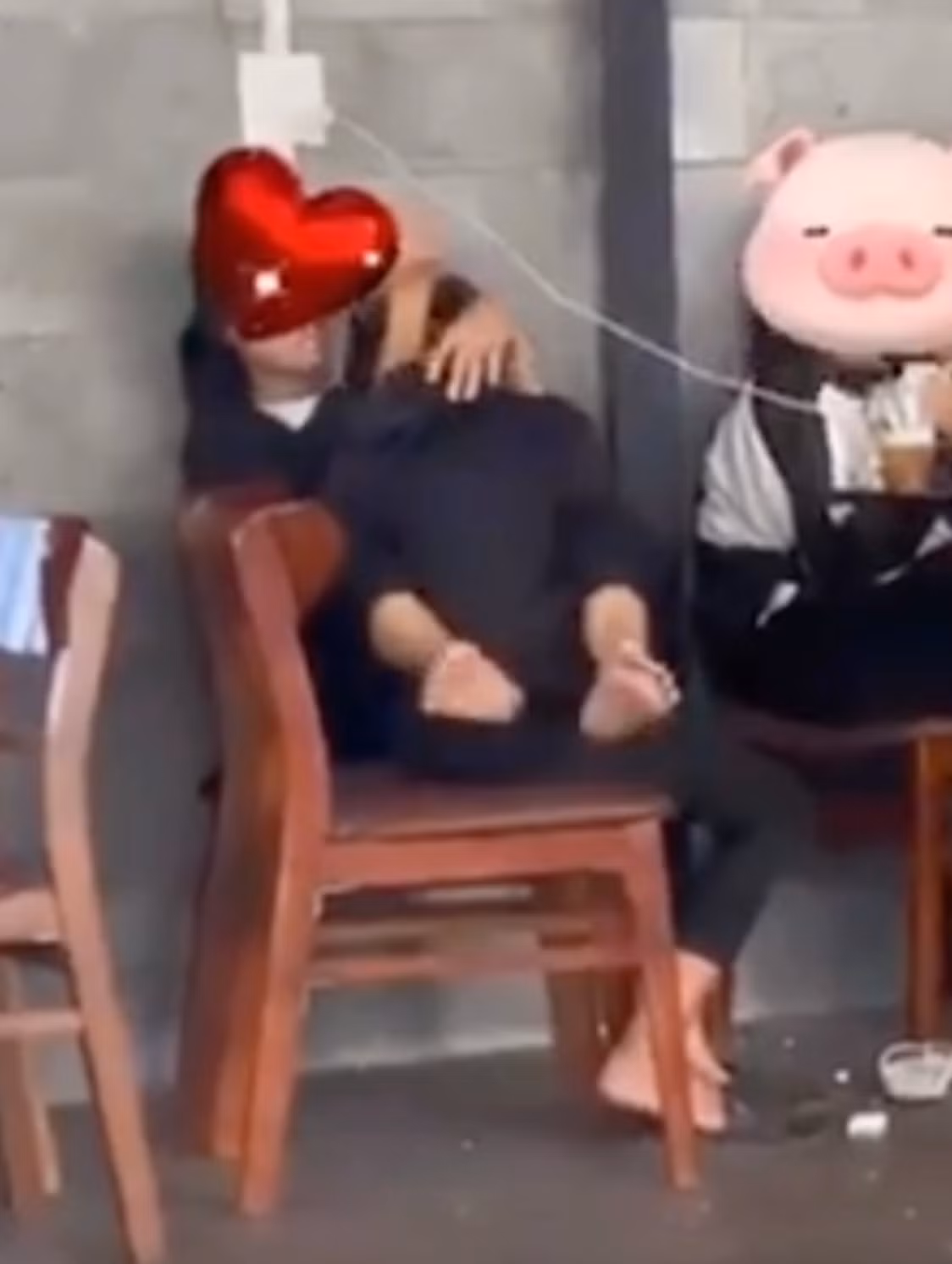 "Xem mà thấy "nóng mặt" thay bố mẹ của các em", "Trường hợp này thì không thể biện hộ gì nữa. Ngồi ở nơi công cộng mà dám ôm hôn nhau như ở nơi không người",...là những bình luận của cư dân mạng.