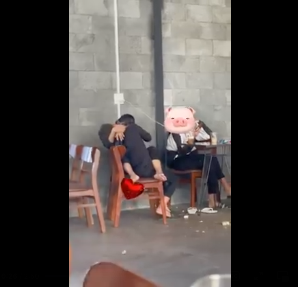 Ngay sau khi đăng tải, loạt hình ảnh và clip phản cảm nơi công cộng này nhận phải nhiều ý kiến tranh cãi, lên án từ cộng đồng mạng.