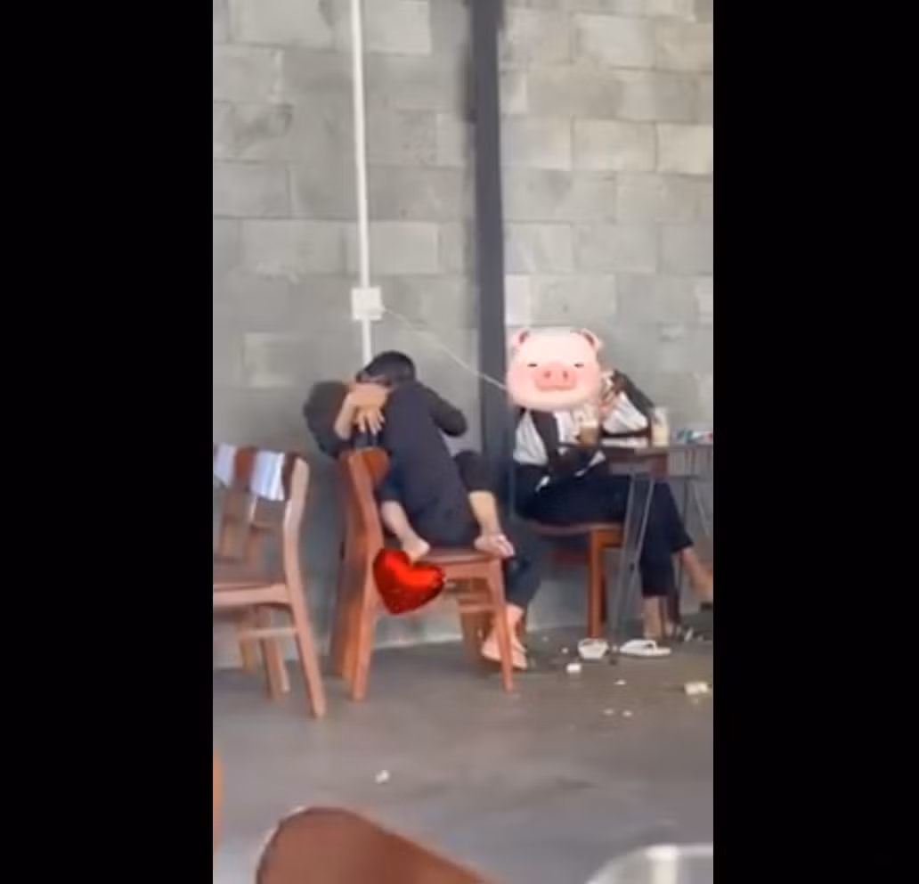 Ngay sau khi đăng tải, loạt hình ảnh và clip phản cảm nơi công cộng này nhận phải nhiều ý kiến tranh cãi, lên án từ cộng đồng mạng.