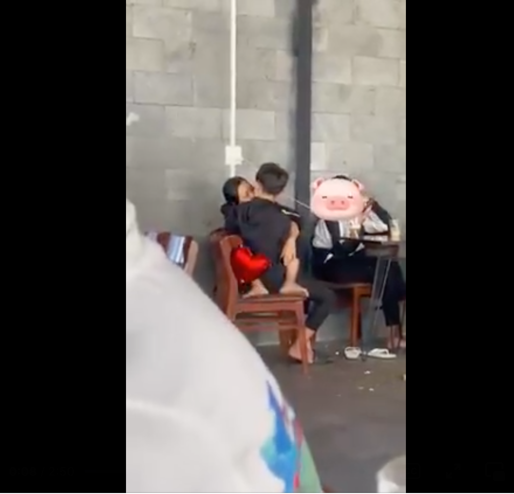 Trong clip ngắn, cặp đôi học sinh liên tục ôm hôn, cười đùa, có hành động nhạy cảm quá đà mặc cho xung quanh có biết bao con mắt đang dõi theo.