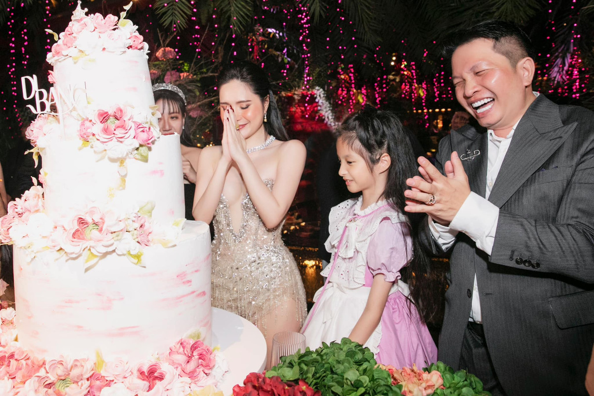 Anh luôn tặng vợ những món quà hàng tỷ đồng, không tiếc tiền mua tặng cô biệt thự, đồ hiệu hay xe hơi.