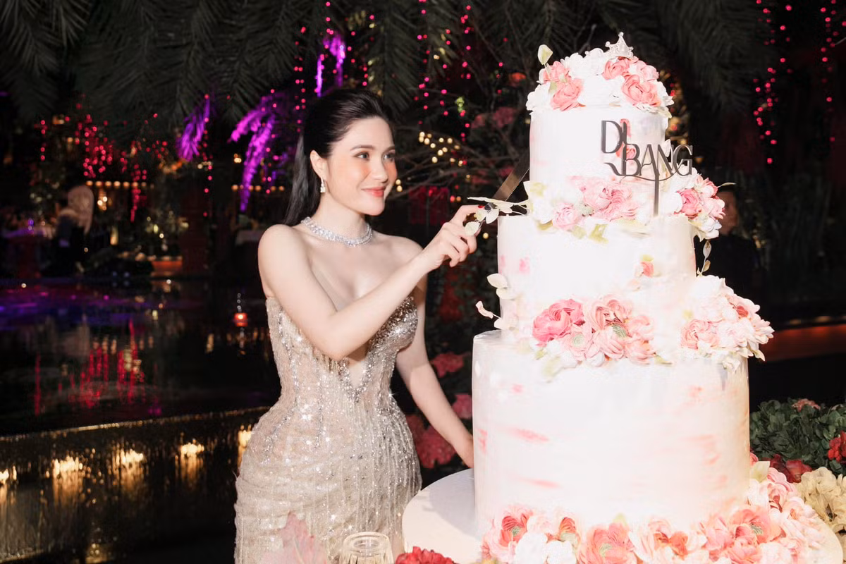 Bên cạnh những món quà sang trọng, đắt giá, chồng Di Băng còn rất ngọt ngào, quan tâm vợ từng những cử chỉ nhỏ nhất.