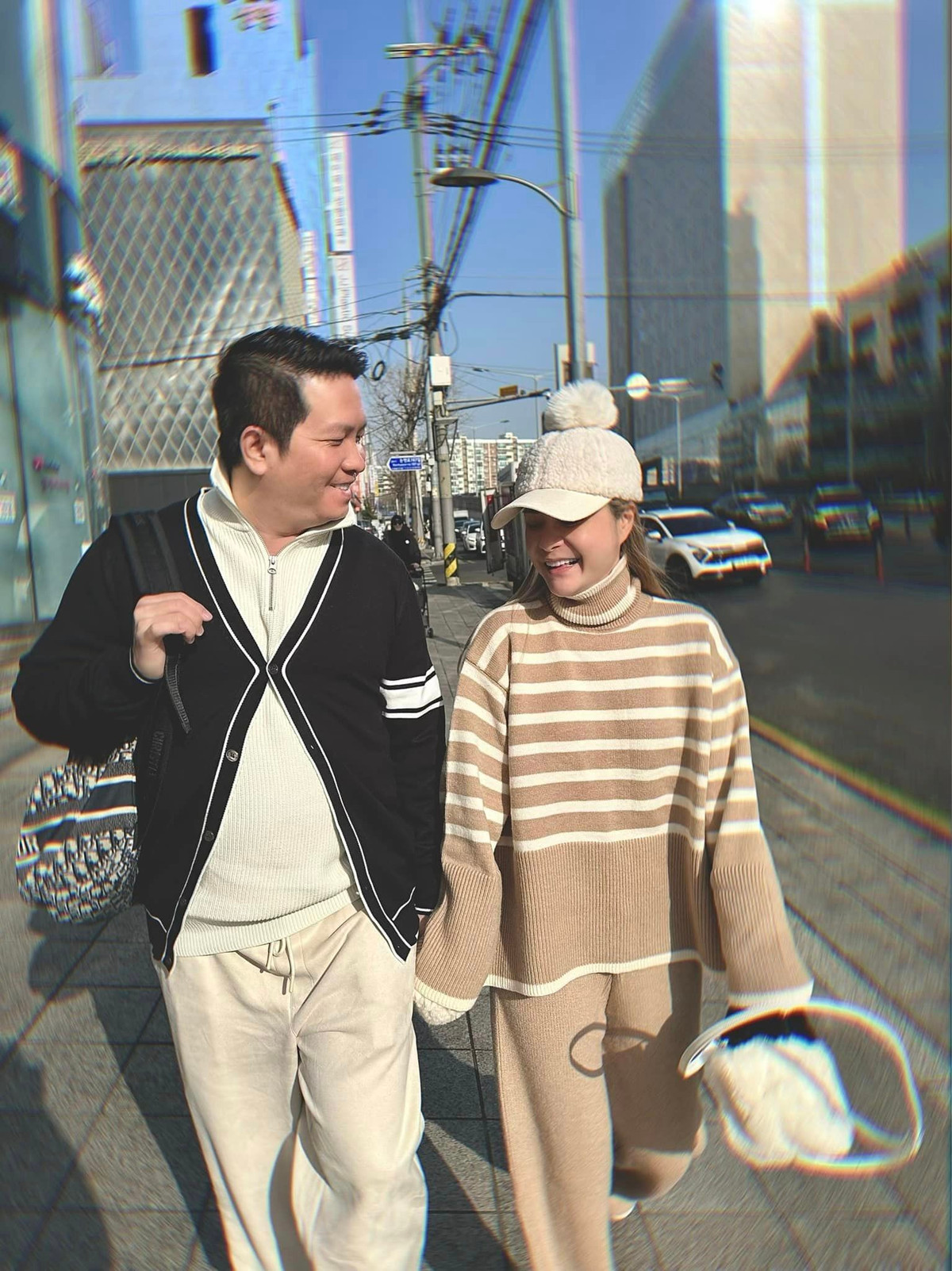 Trải qua nhiều năm sinh sống, anh vẫn luôn chứng tỏ được tình yêu thương với " nữ đại gia quận 7" khiến nhiều người ghen tị.