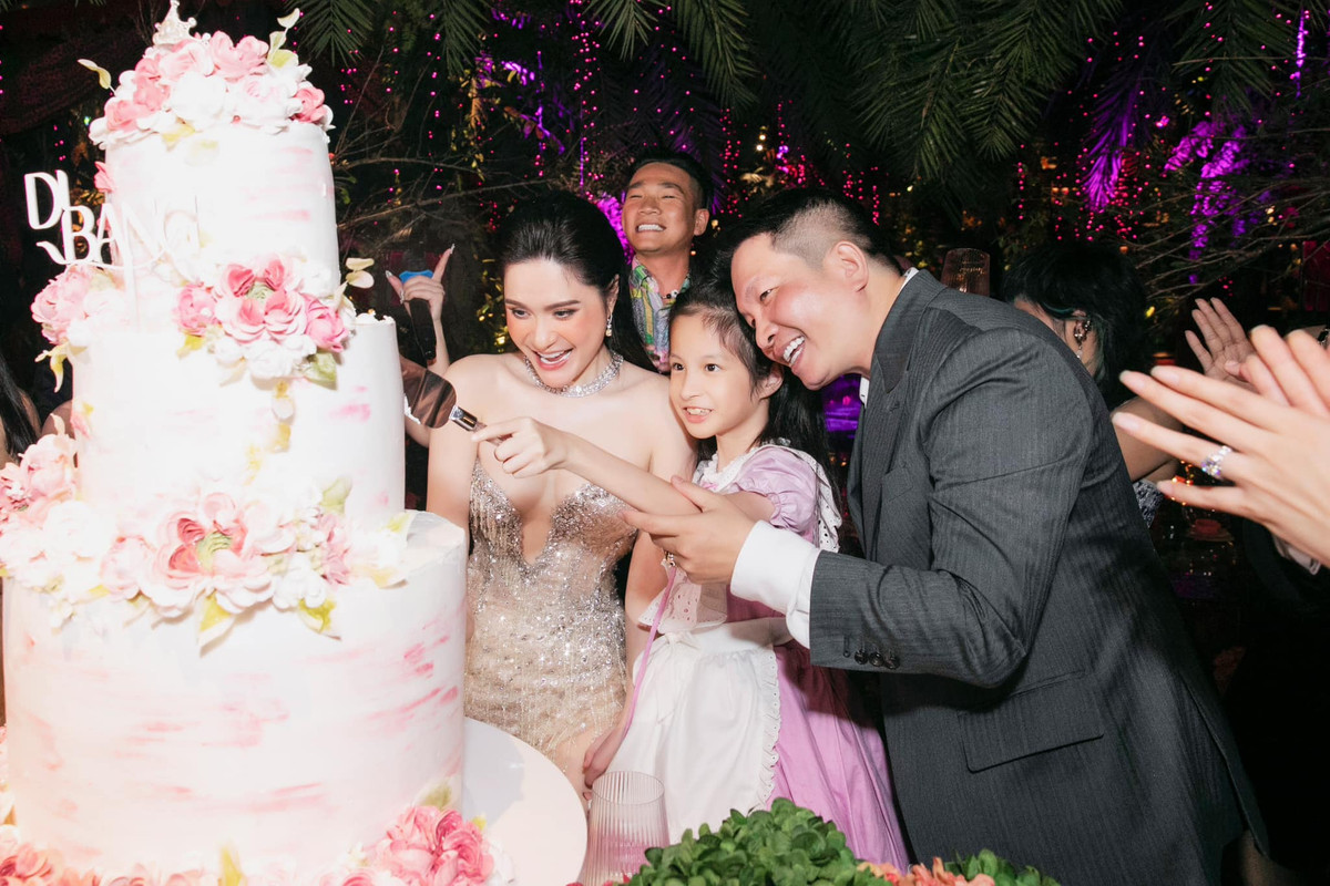 Thậm chí anh còn gọi "nóc nhà" với tên thân mật là "con gái lớn". Ảnh: FBNV