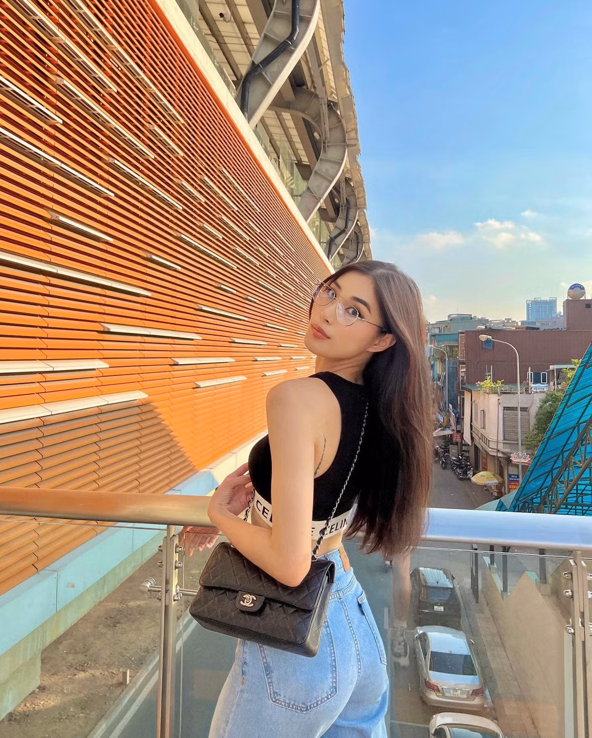 Quay trở về với cuộc sống thường ngày, Top 10 Miss Universe Việt Nam lại gây ấn tượng với những trang phục năng động.