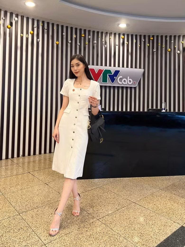 Sở hữu gương mặt xinh đẹp cùng vóc dáng lụa là, Thu Huyền còn có phong cách thời trang ấn tượng.