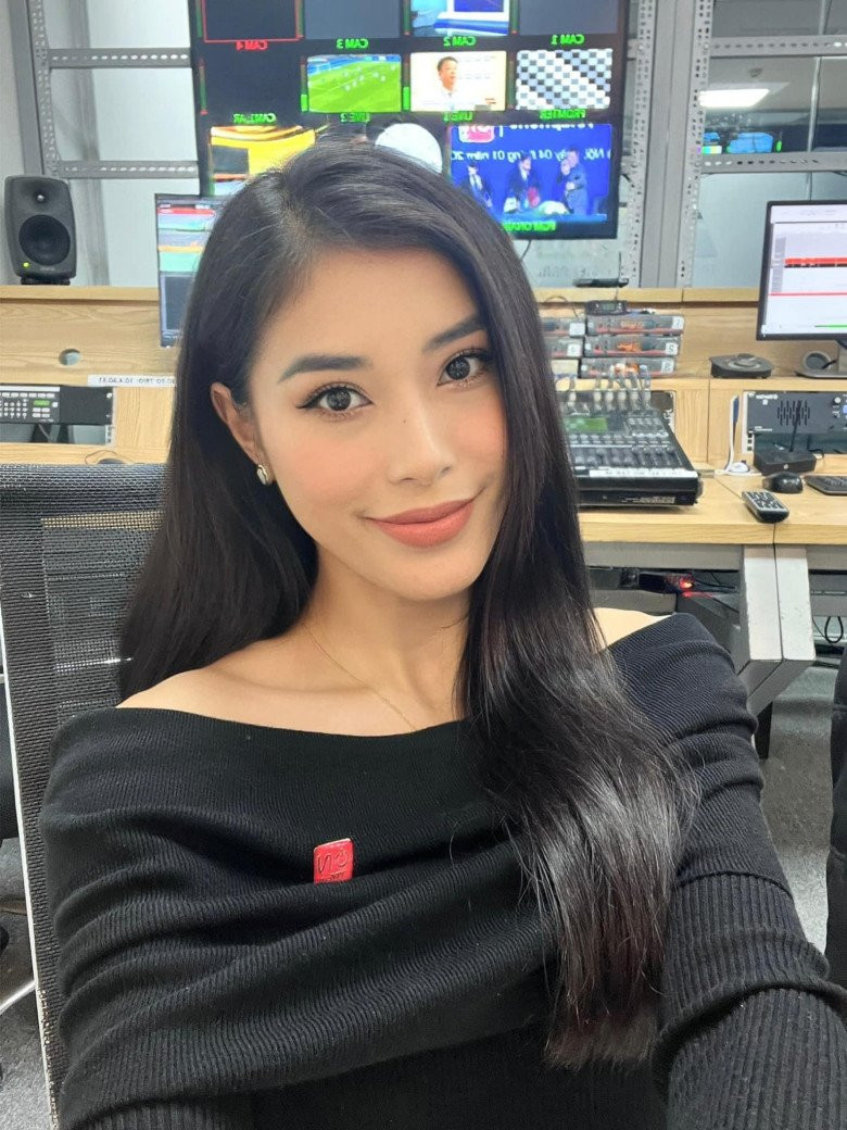 Đặng Thu Huyền luôn diện những trang phục với màu sắc nhã nhặn khi đi làm.