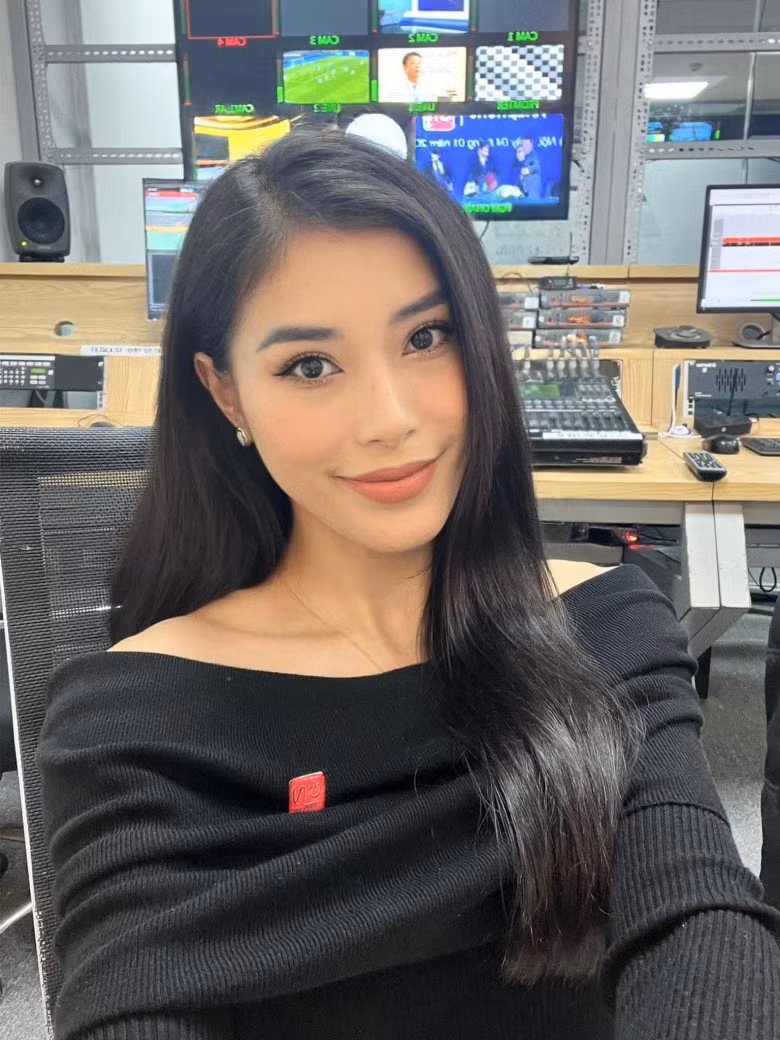 Đặng Thu Huyền luôn diện những trang phục với màu sắc nhã nhặn khi đi làm.