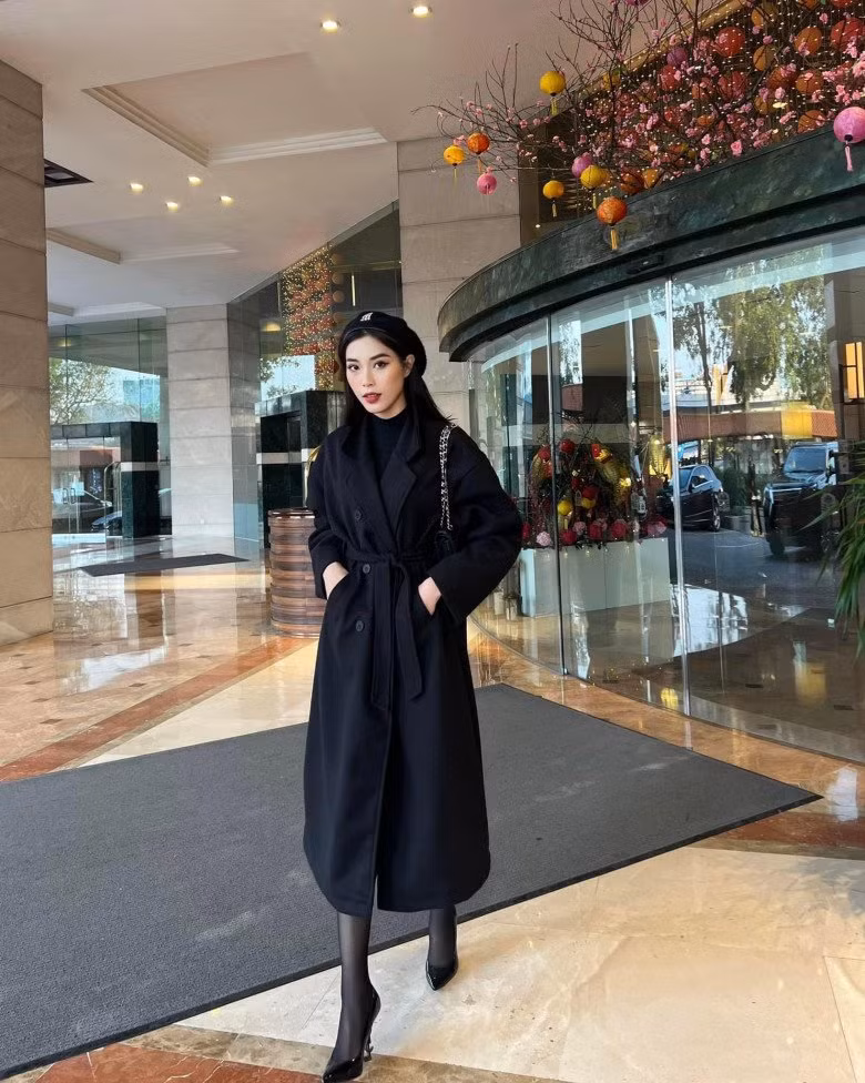 Sở hữu vóc dáng chuẩn chỉnh, dù chỉ một chiếc váy đơn giản nhưng trông cô vẫn vô cùng tỏa sáng với đường cong lụa là.