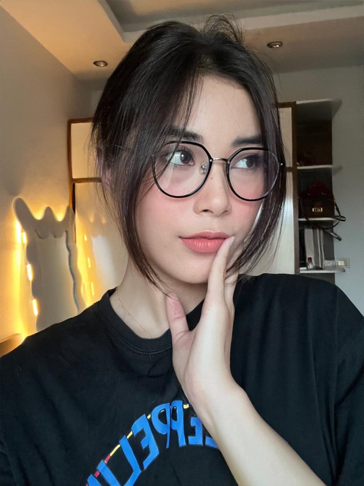 Từ một cô gái khá dễ thương và năng động trong bộ thể thao quần đùi áo số quen thuộc, cựu chuyền hai của BTL Thông tin dần chuyển mình sang phong cách trưởng thành hơn trước.