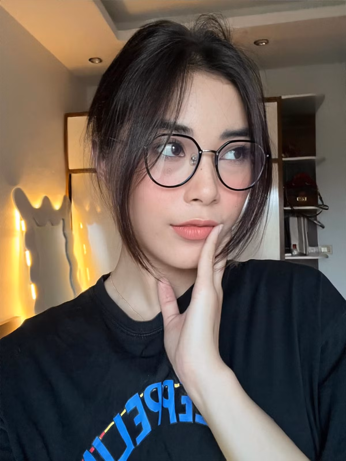 Từ một cô gái khá dễ thương và năng động trong bộ thể thao quần đùi áo số quen thuộc, cựu chuyền hai của BTL Thông tin dần chuyển mình sang phong cách trưởng thành hơn trước.