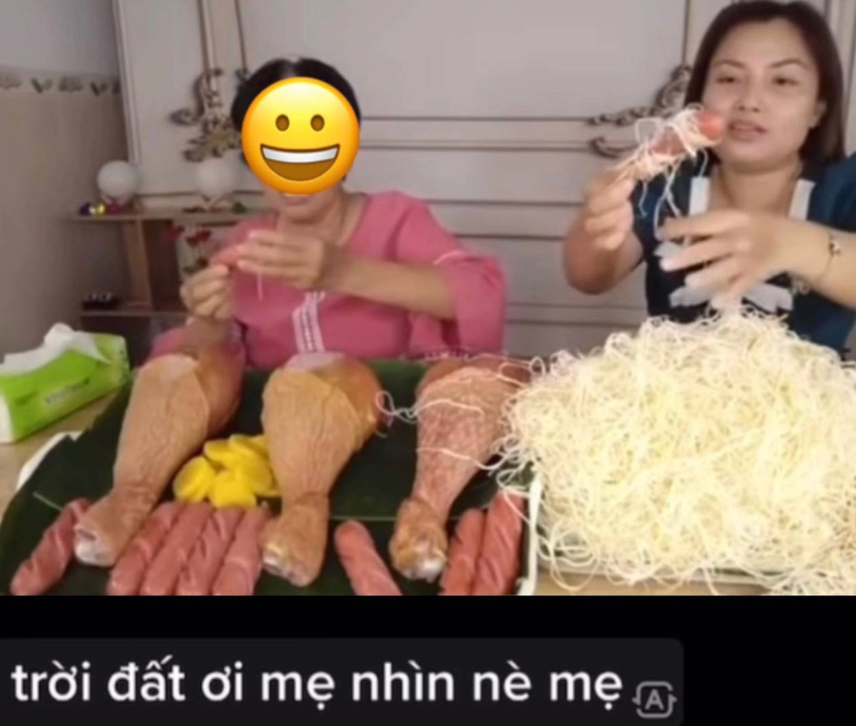 Khi thực hiện mukbang món này, Youtuber này còn kết hợp thêm đùi gà, xúc xích hun khối khổng lồ.