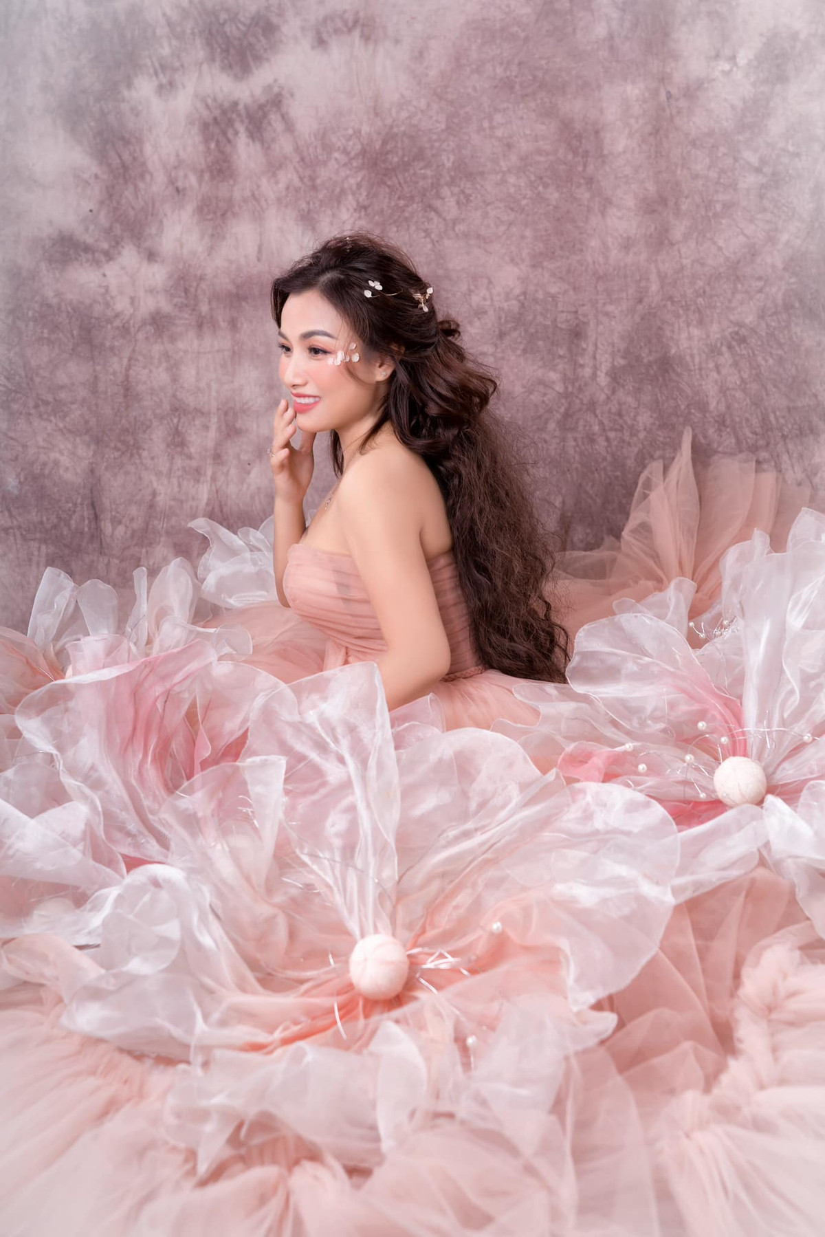 Mỗi clip ăn uống của nữ Youtuber thu hút hàng triệu lượt xem và hàng ngàn bình luận yêu thích. Tuy nhiên không ít lần mẹ bé Sa nhận phải vô số ý kiến trái chiều về món ăn cũng như nội dung mà cô chia sẻ trên kênh của mình.