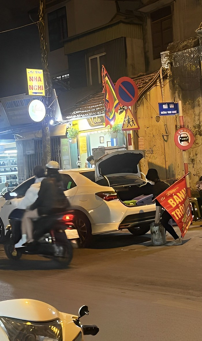 Theo chia sẻ của chủ nhân bức ảnh, sau khi thưởng thức món bánh trôi tàu cô chủ bán hàng đã nhờ họ trông hàng quán hộ để lấy xe, tuy nhiên chứng kiến chiếc xe của cô cặp đôi đã không ngừng sửng sốt.