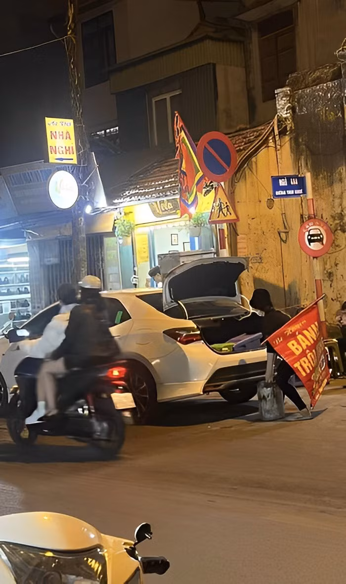 Theo chia sẻ của chủ nhân bức ảnh, sau khi thưởng thức món bánh trôi tàu cô chủ bán hàng đã nhờ họ trông hàng quán hộ để lấy xe, tuy nhiên chứng kiến chiếc xe của cô cặp đôi đã không ngừng sửng sốt.