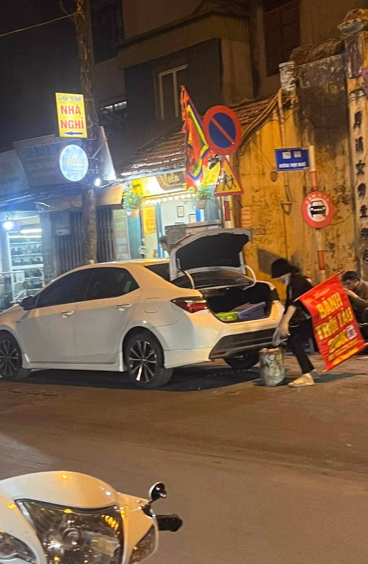 Những hình ảnh này sau khi chia sẻ lên MXH khiến nhiều người không ngừng xuýt xoa, trầm trồ. Thậm chí có netizen còn vào "xin vía" cô bán bánh trôi tàu.