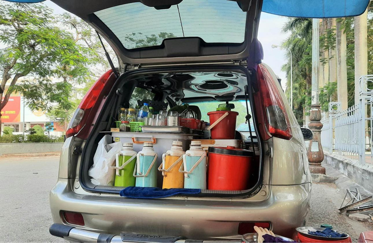 Trong cốp xe, người này chuẩn bị rất nhiều phích nước nóng, bình đựng đá và một số loại nước đóng chai để cho cửa hàng trà đá di động của mình.