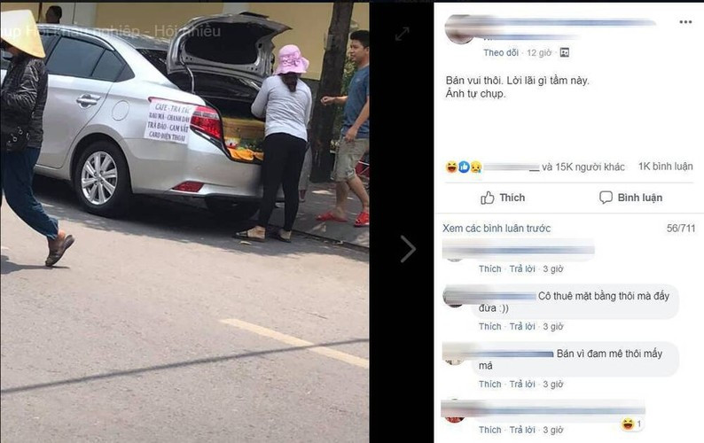 Người phụ nữ đậu xe ven đường ở dưới bóng cây, sau đó, cô mở nắp xe phía sau và bắt đầu buôn bán. Ở phía ngoài xe, người phụ nữ dán bảng hiệu đơn giản để thông báo với khách hàng về thực đơn.