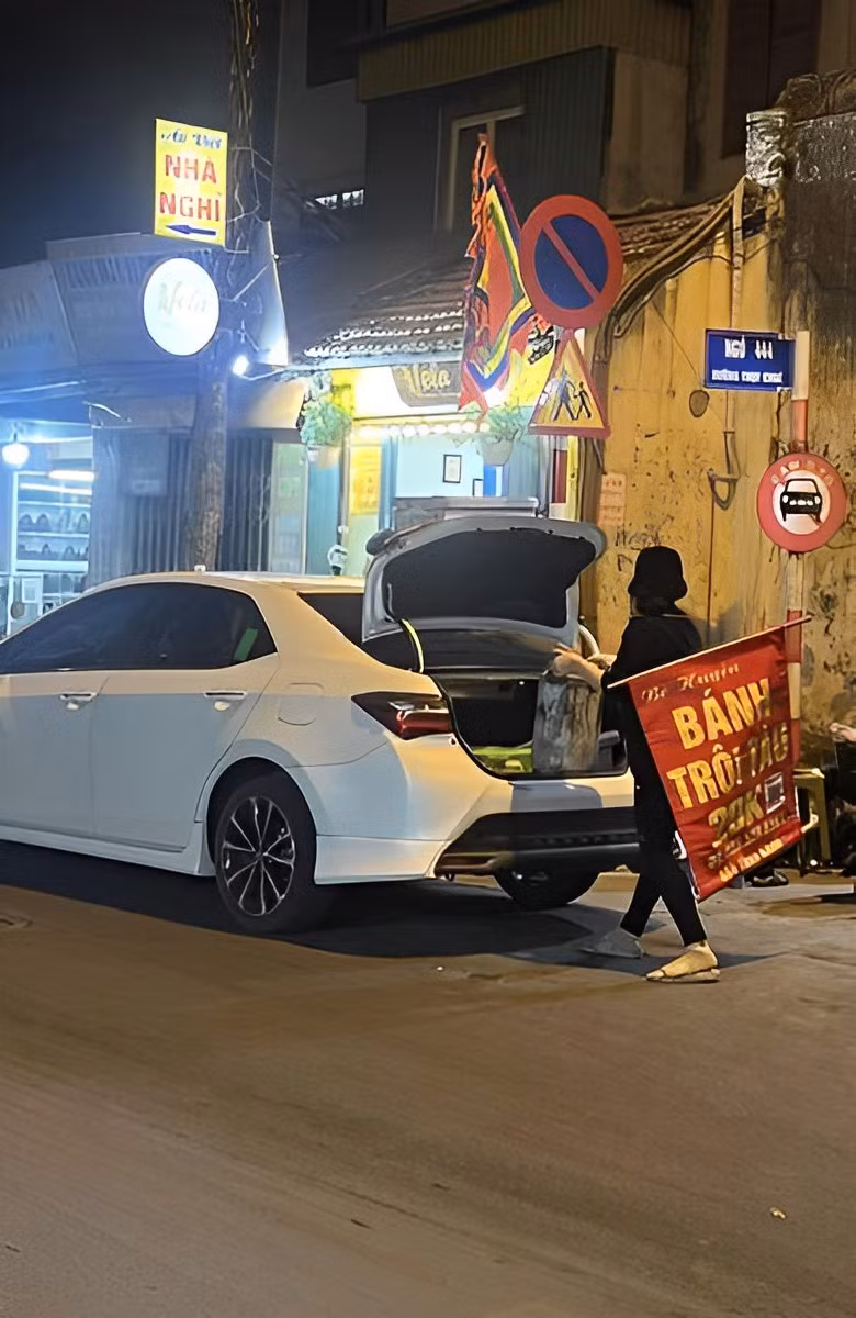 Mặc dù người phụ nữ bán hàng rong thế nhưng lại sở hữu xế hộp khá đắt tiền để di chuyển.