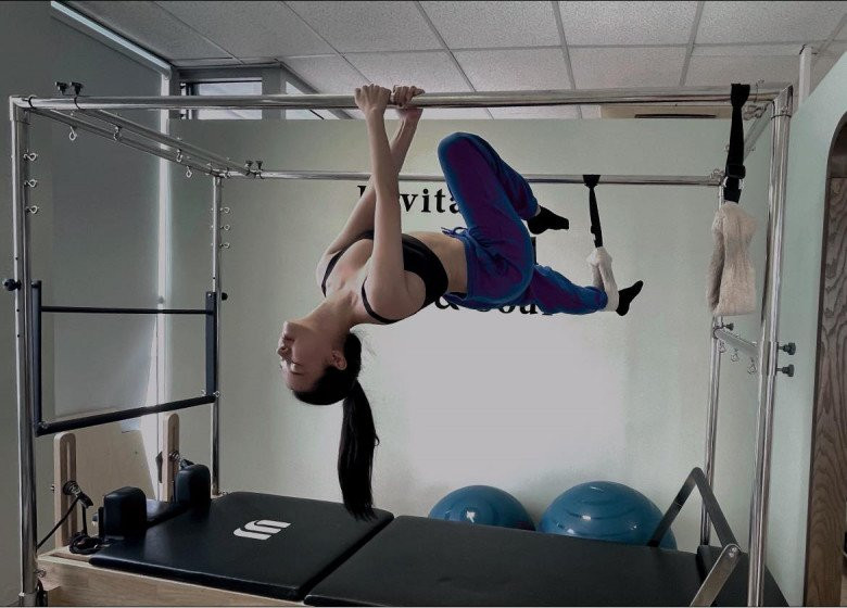 Vòng eo nhỏ nhắn và săn chắc của nữ giảng viên 8x được treo lơ lửng trên những lần tập luyện hăng say.