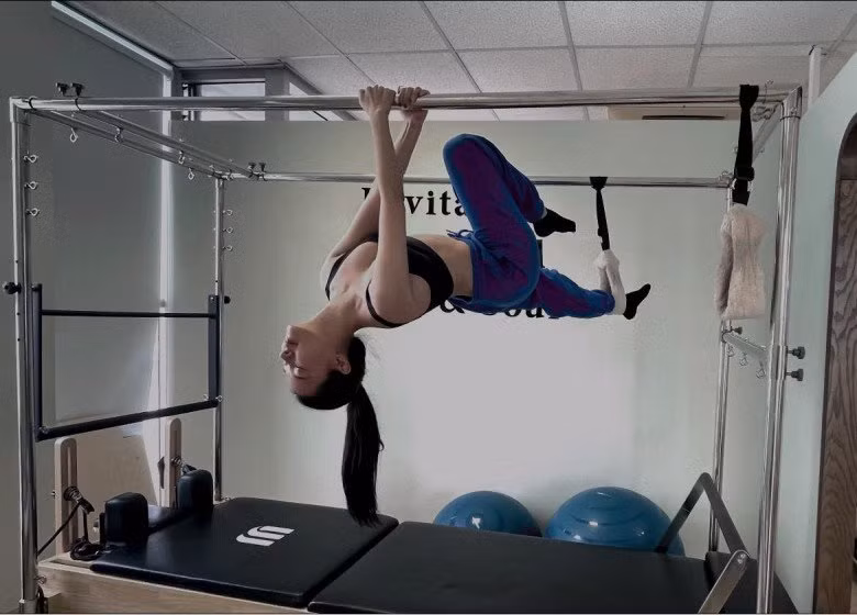 Vòng eo nhỏ nhắn và săn chắc của nữ giảng viên 8x được treo lơ lửng trên những lần tập luyện hăng say.