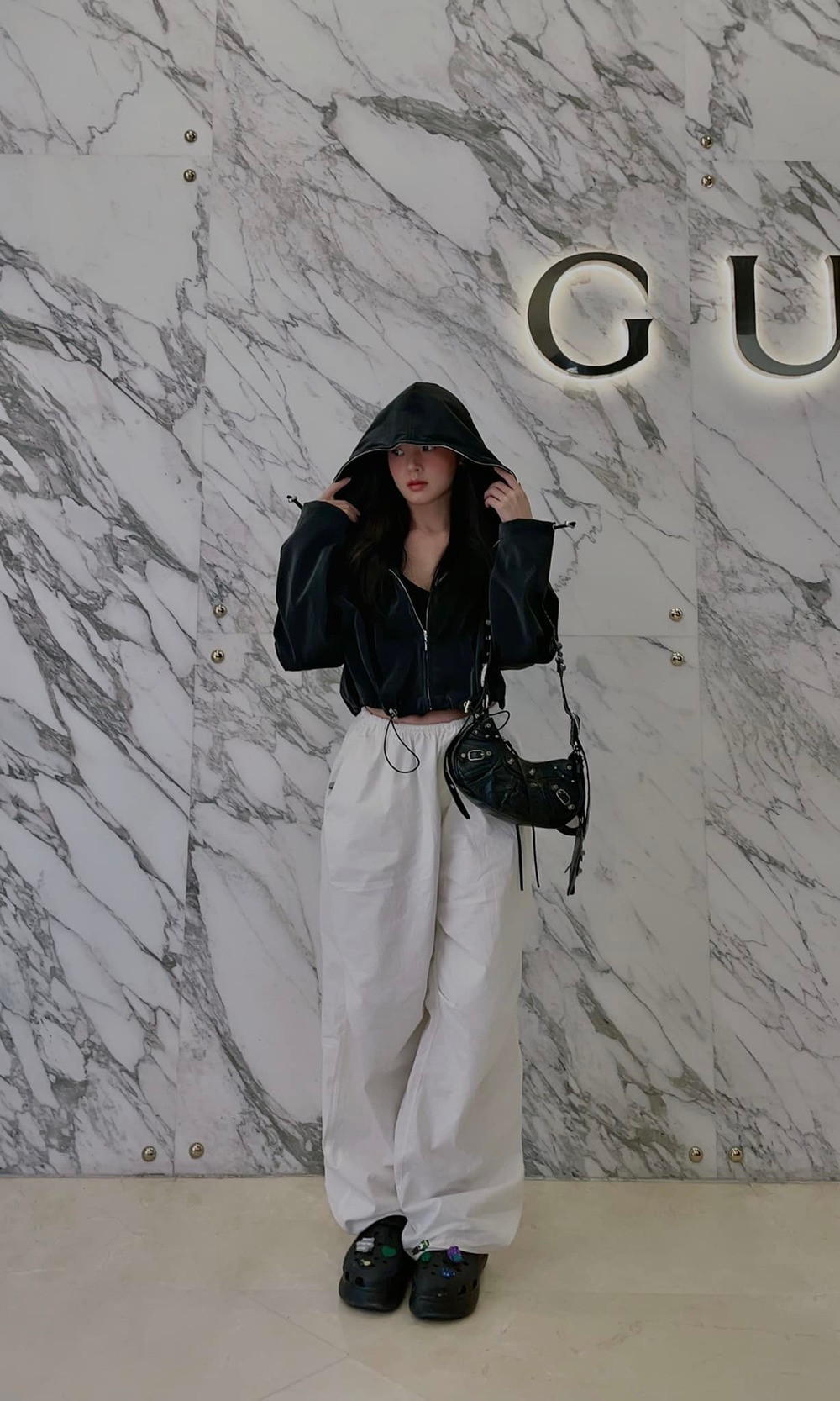 Gần đây, Midu tích cực thay đổi lối ăn mặc theo hướng trẻ trung, phá cách hơn. Cô cập nhật xu hướng của giới trẻ, làm nổi bật vòng eo 54 cm.