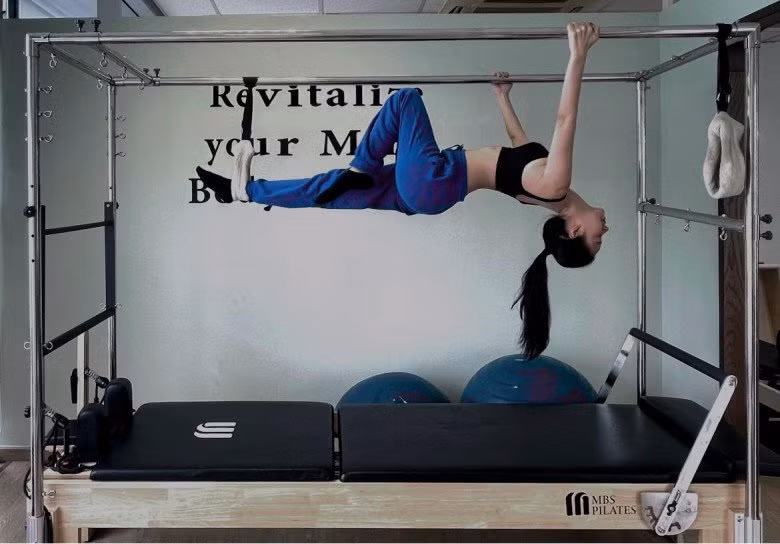 Luôn thử thách với những động tác khó nhằn, người đẹp 8x đã minh chứng vòng eo 54cm của mình là có cơ sở.