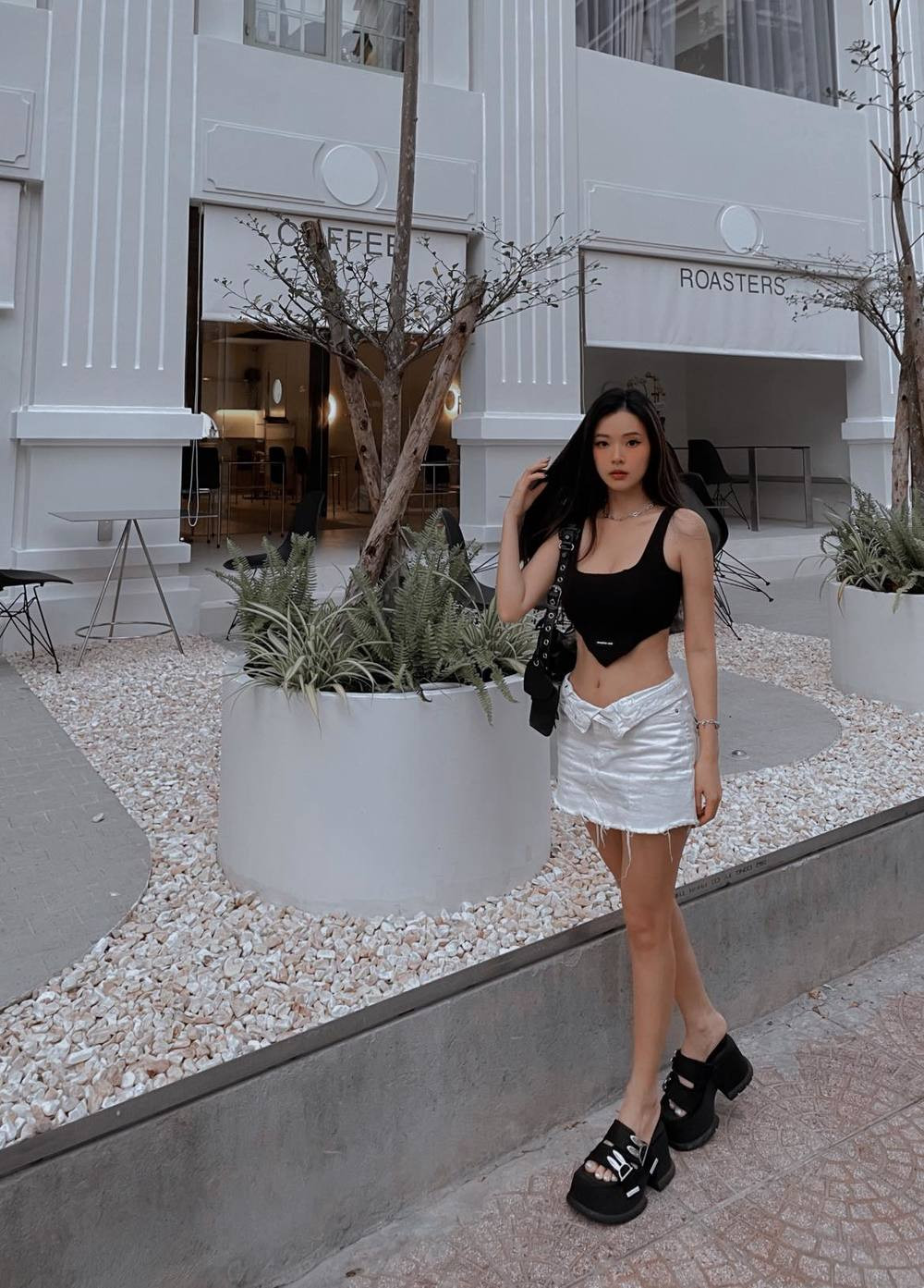 Mới đây, khi đăng tải những hình ảnh đến phòng tập cựu hot girl làm bao người ngẩn ngơ với khả năng đu xà ấn tượng để thử sức cùng các động tác khó nhằn.