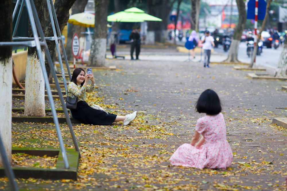 Từng lớp lá vàng trải dài dưới chân tạo thành khung cảnh đẹp mơ màng lan truyền trên mạng xã hội những ngày qua đã thu hút các bạn trẻ tìm tới con đường này.