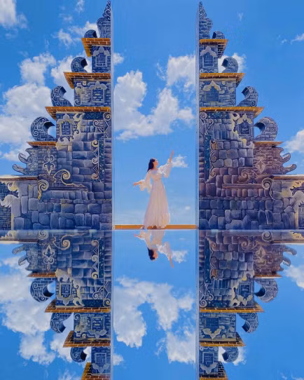 Những thợ chụp ảnh tại cổng trời Đà Lạt luôn làm việc có tâm, nhiệt tình bày cách tạo dáng cho du khách khiến hội chị em chỉ biết ước có được anh người yêu như vậy. Ảnh: @dalatreview