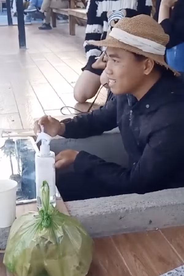 Nghe anh chàng hướng dẫn cô gái chụp mà xung quanh mọi người đều bật cười. Vì nơi đây mỗi ngày đón tiếp rất nhiều khách du lịch, mọi người lại chờ nhau để tới lượt chụp ảnh nên không tránh khỏi việc ngại ngùng khi tạo dáng ở chỗ đông người.