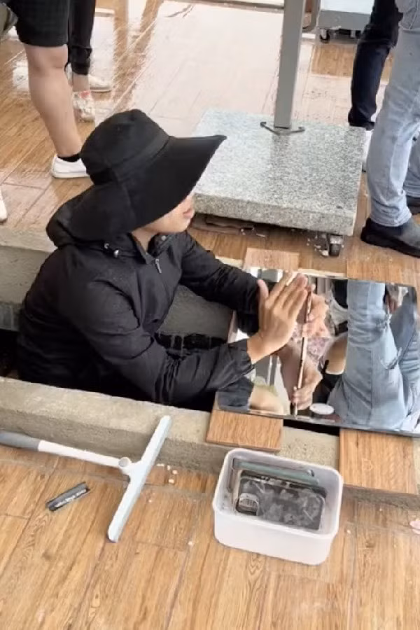 Chính cách nói hài hước của anh đã phần nào giúp cho người chụp cảm thấy thoải mái, bớt đi ngại ngùng.