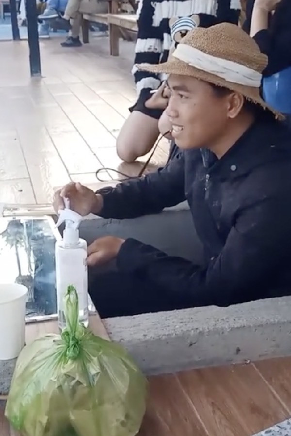 Nghe anh chàng hướng dẫn cô gái chụp mà xung quanh mọi người đều bật cười. Vì nơi đây mỗi ngày đón tiếp rất nhiều khách du lịch, mọi người lại chờ nhau để tới lượt chụp ảnh nên không tránh khỏi việc ngại ngùng khi tạo dáng ở chỗ đông người.