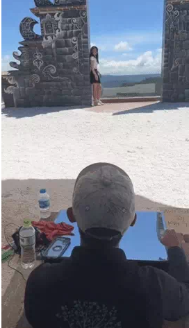 "Chống tay phải lên tường, co chân phải ra sau, ngẩng mặt cao lên trời…" hay thậm chí là "hóp cái bụng vô",...là những câu chỉ dẫn vô cùng nhiệt tình của người thợ chụp ảnh có tâm này.