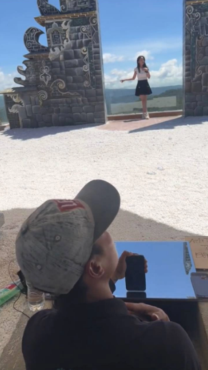 Cách hướng dẫn cho khách tạo dáng vừa tận tâm lại vô cùng hài hước của thợ chụp ảnh ở Đà Lạt khiến người xem không khỏi ôm bụng cười.