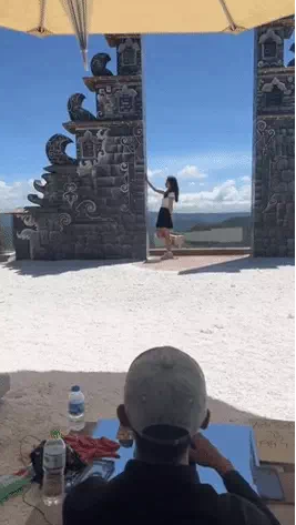 Cụ thể, anh đang chỉ cho một bạn gái tạo dáng ở cổng trời Bali Đà Lạt, giọng anh chàng dễ nghe, nhiệt tình chỉ các góc chụp cho cô gái để ra được một bức ảnh đẹp nhất.