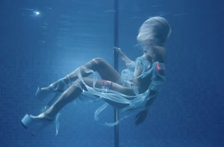 Sau khi xem MV của Tlinh, không ít netizen để lại bình luận chỉ trích, ngán ngẩm phong cách nổi loạn của nàng: "MV lộ cả vòng 3 và vẫn không gắn C16. Chịu luôn Tlinh ơi", "Hình ảnh của Tlinh khi thi Rap Việt dễ thương bao nhiêu thì bây giờ càng đi quá giới hạn",...