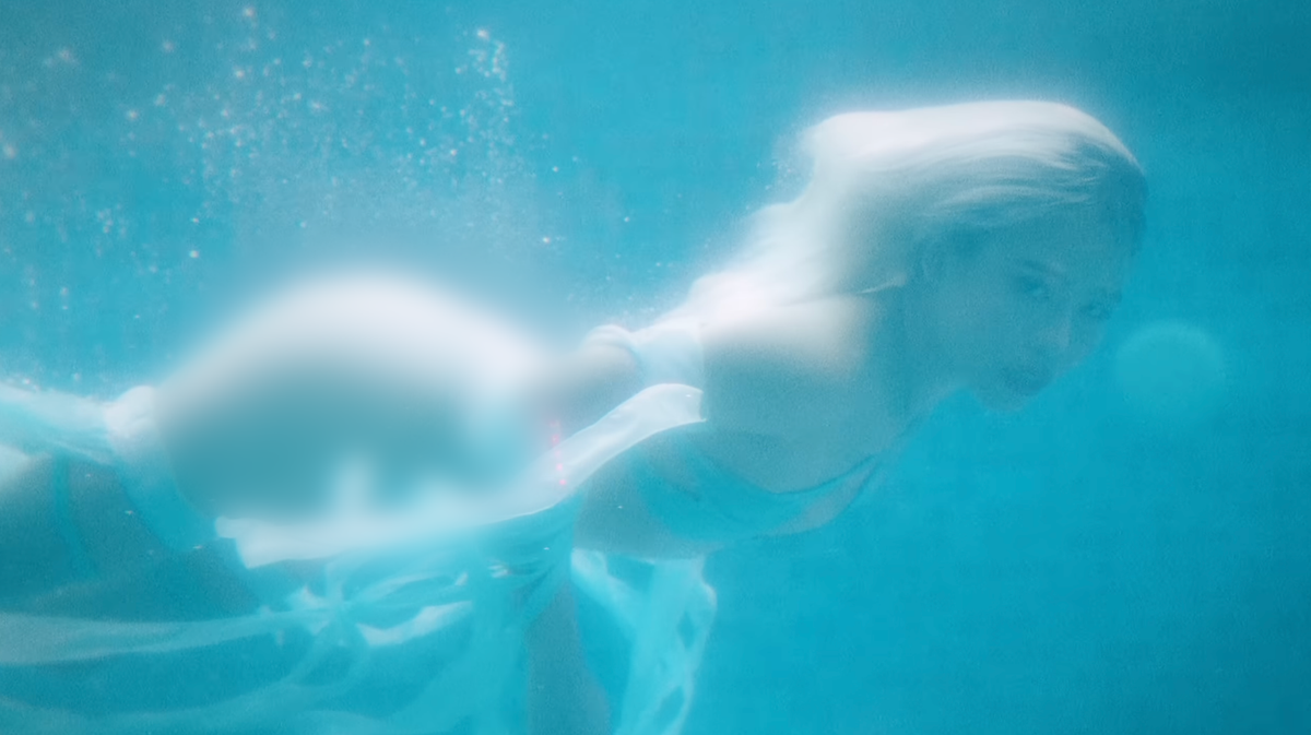 Đặc biệt có những phân đoạn Tlinh ăn mặc, tạo hình và có hành động có phần phản cảm, không phù hợp.