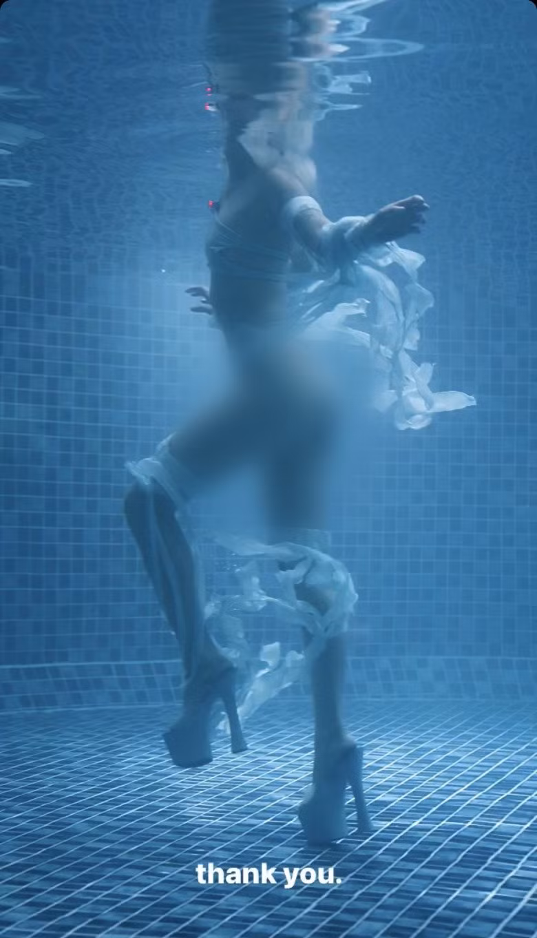 Khán giả của Tlinh đa số là những bạn trẻ, do đó phong cách cô nàng theo đuổi khiến người ta có phần lo ngại.