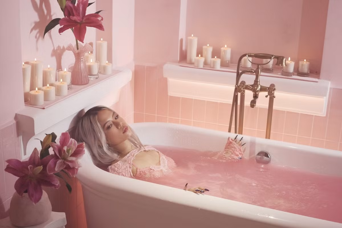 Mới đây rapper Tlinh phát hành MV Ghệ Iu Dấu Của Em Ơi như một món quà đặc biệt tặng sinh nhật tình mới Wxrdie.