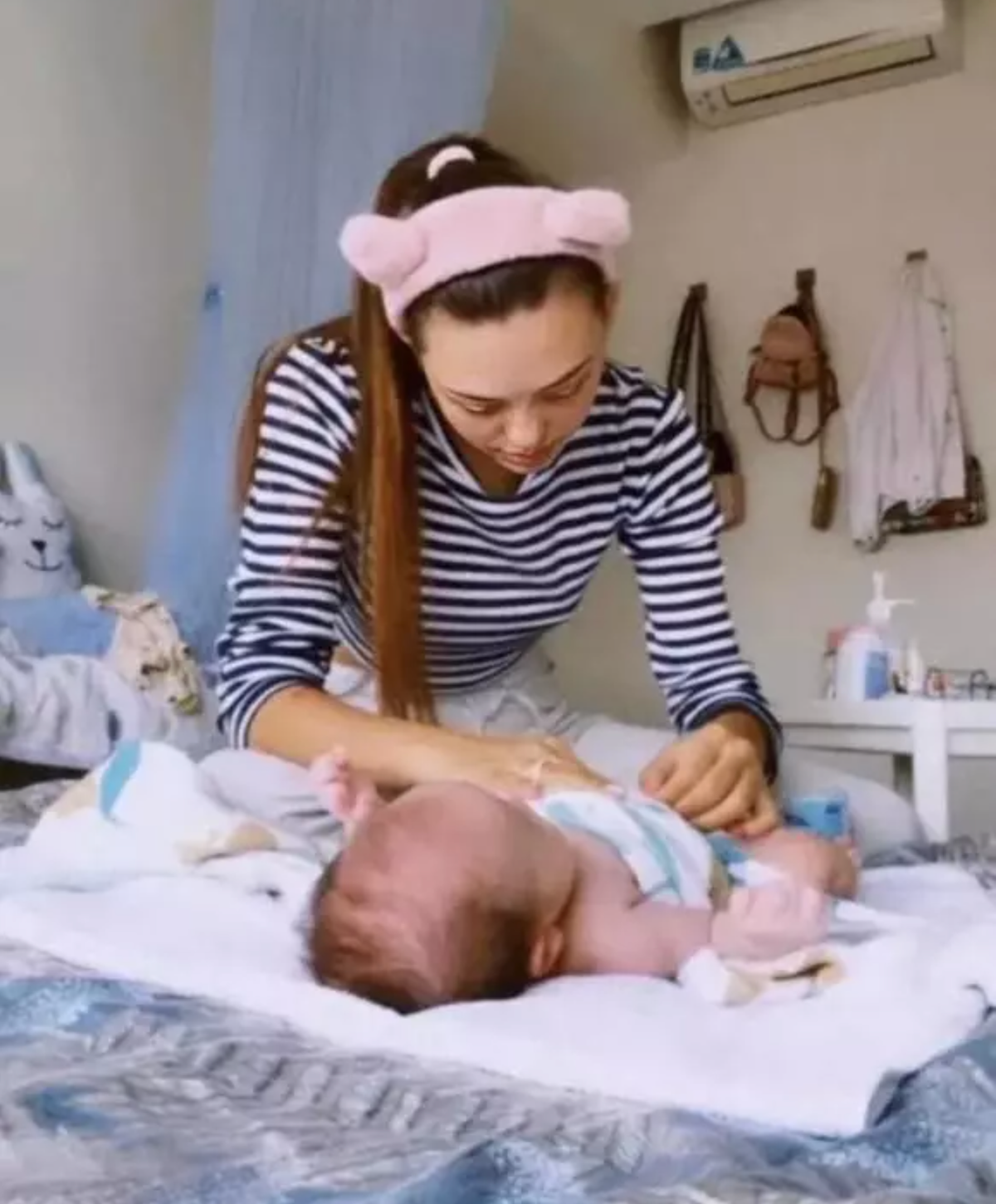 Điển hình mới đây trên trang cá nhân, Dianka Zakhidova khoe loạt clip ngắn ghi lại quá trình chăm con nhỏ. Cô trổ tài mặc quần áo, pha sữa, ru con ngủ,...