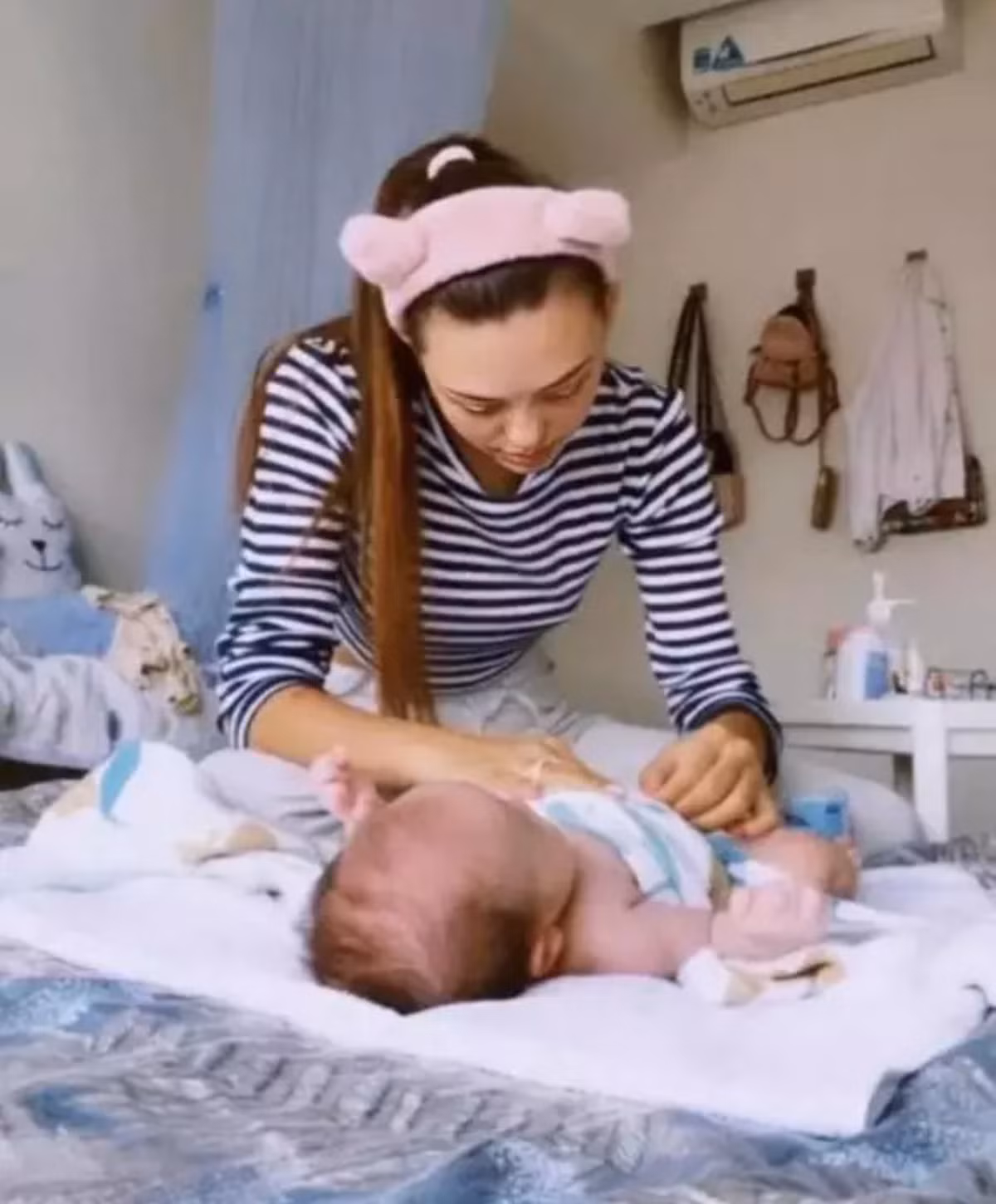 Điển hình mới đây trên trang cá nhân, Dianka Zakhidova khoe loạt clip ngắn ghi lại quá trình chăm con nhỏ. Cô trổ tài mặc quần áo, pha sữa, ru con ngủ,...